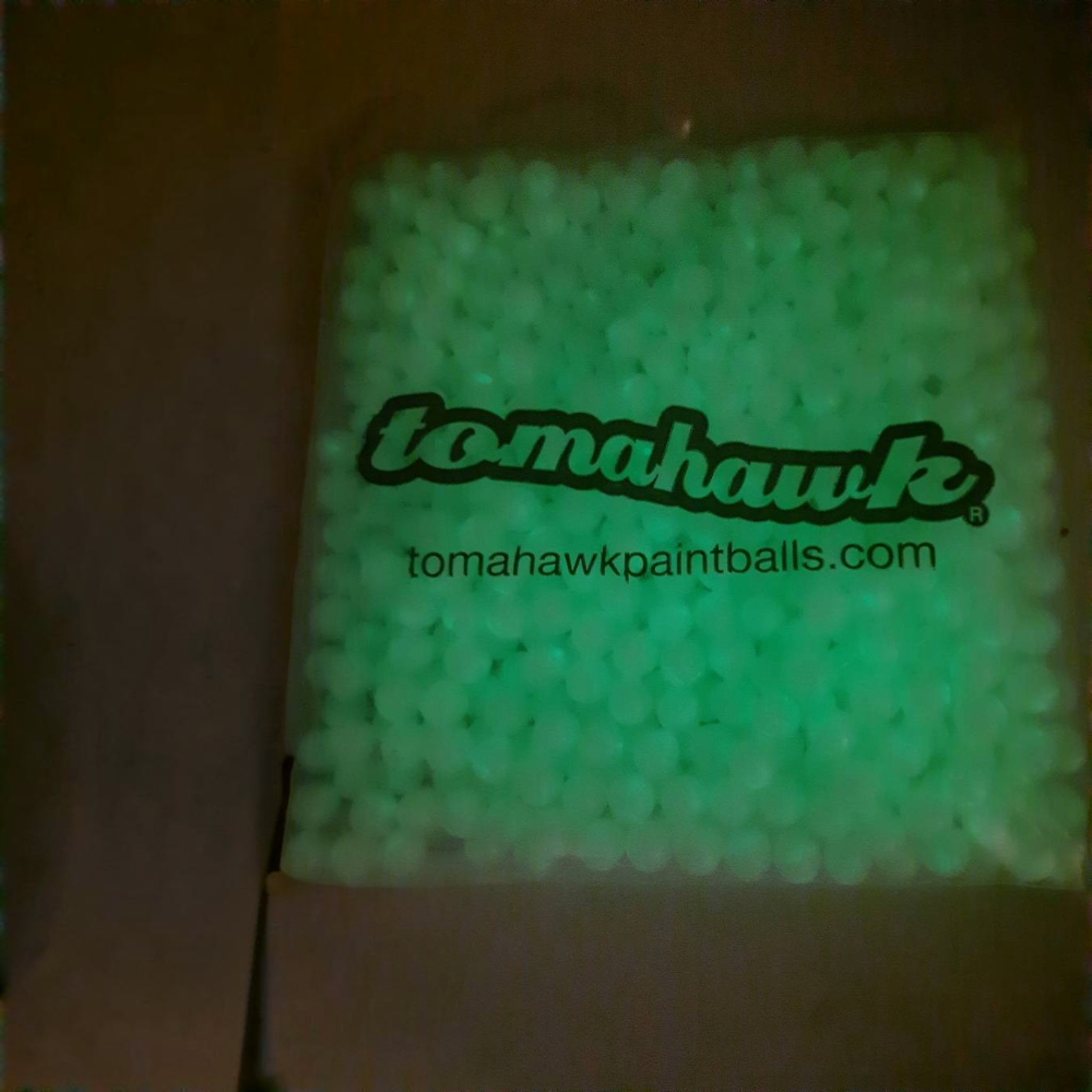 id-paintball Tomahawk Lightning .68 Kaliber Paintballs, die im Dunkeln grün leuchten, verpackt im Beutel.