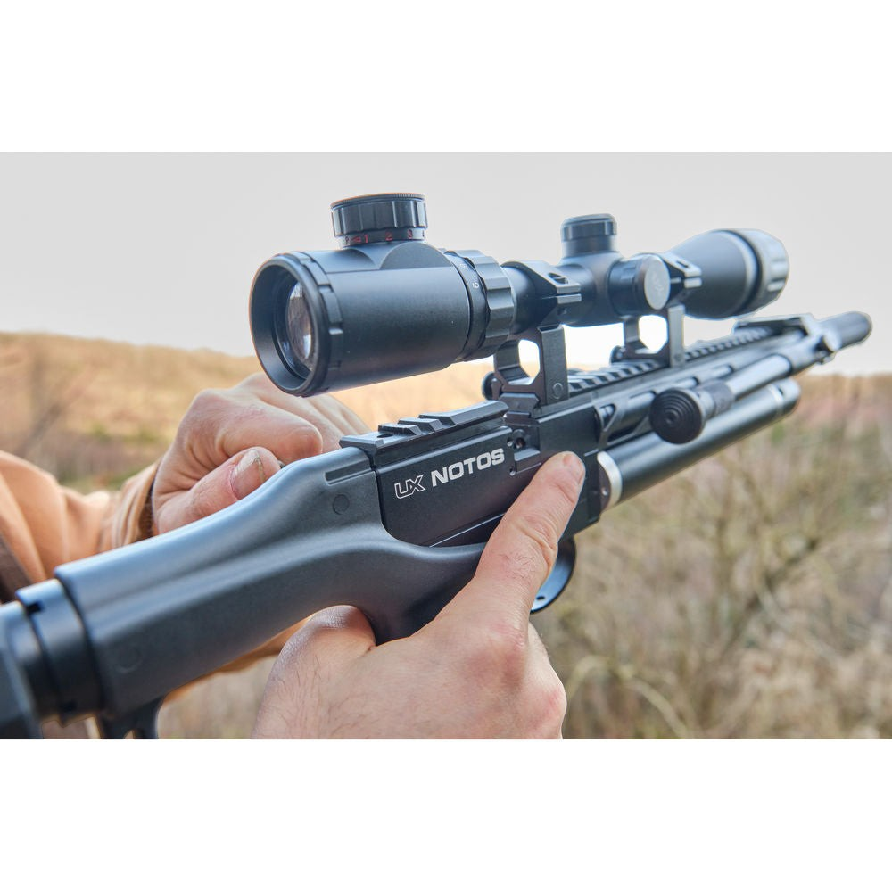 id-paintball UX Notos PCP Luftgewehr mit montiertem 3-9x40 Zielfernrohr in der Hand eines Schützen