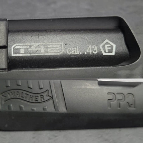 id-paintball Walther PPQ M2 T4E Trainingspistole mit Kaliber .43 Markierung und F-Zeichen auf dem schwarzen Verschluss