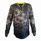 Custom Paintball Jersey Star in Schwarz, Grau und Oliv mit Camouflage-Muster, Sternen und Polsterungen.