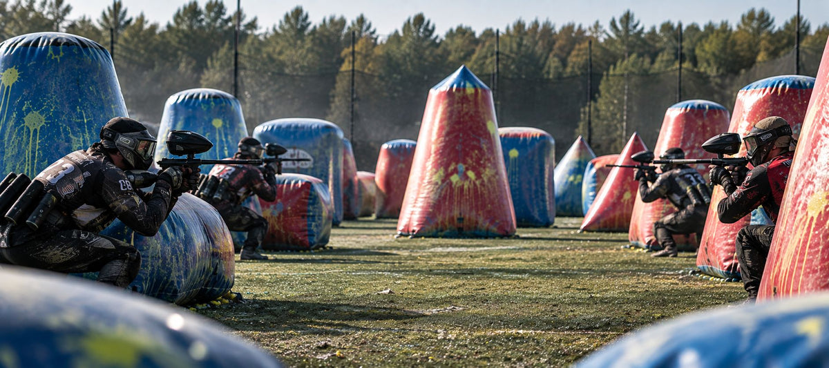 Paintballspieler beim Turnier auf einem SupAir-Spielfeld mit farbigen aufblasbaren Deckungen.