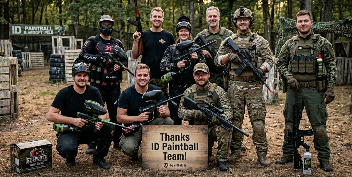 Paintball-Team mit Markierern und unterschiedlicher Ausrüstung auf einem Woodland Paintball-Spielfeld.