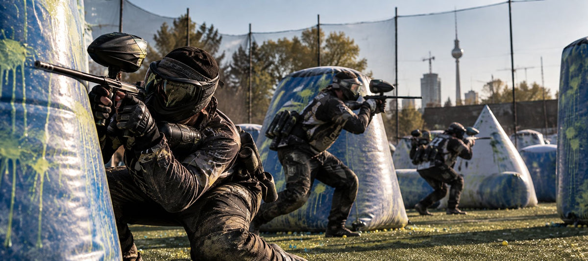 Paintballspieler auf einem Sub-Air-Spielfeld in Berlin mit Paintball-Markierern und aufgeblasenen Deckungen.